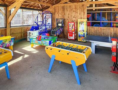Spielzimmer mit Billard und Tischfußball