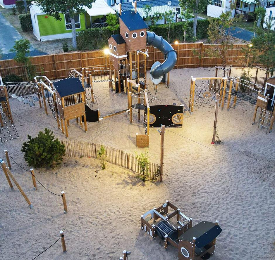 neuer Spielplatz im Freien zum Thema Meer - Camping pomme de pin
