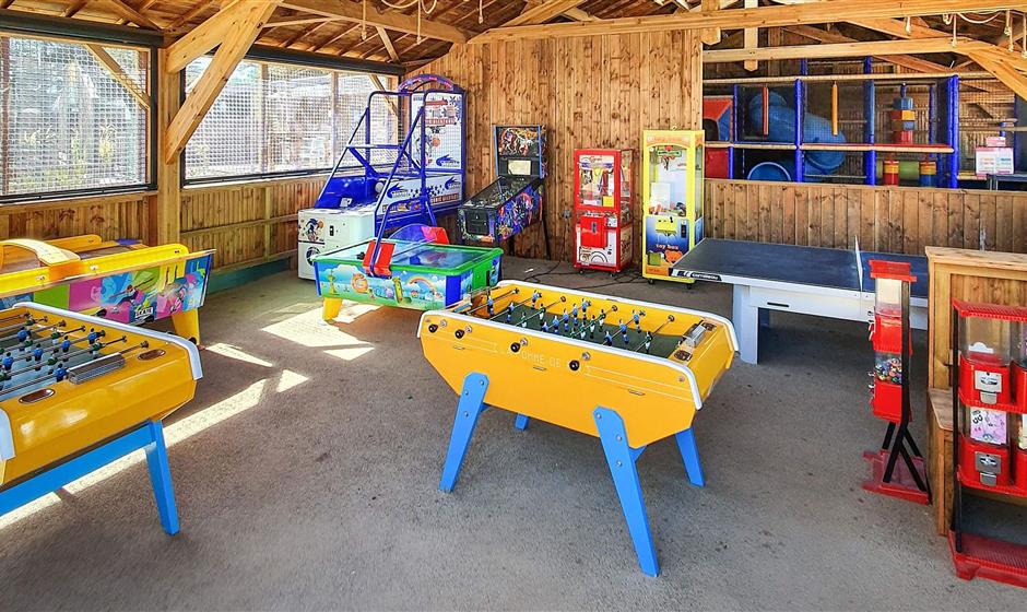 Spielzimmer mit Billard und Tischfußball - Camping pomme de pin