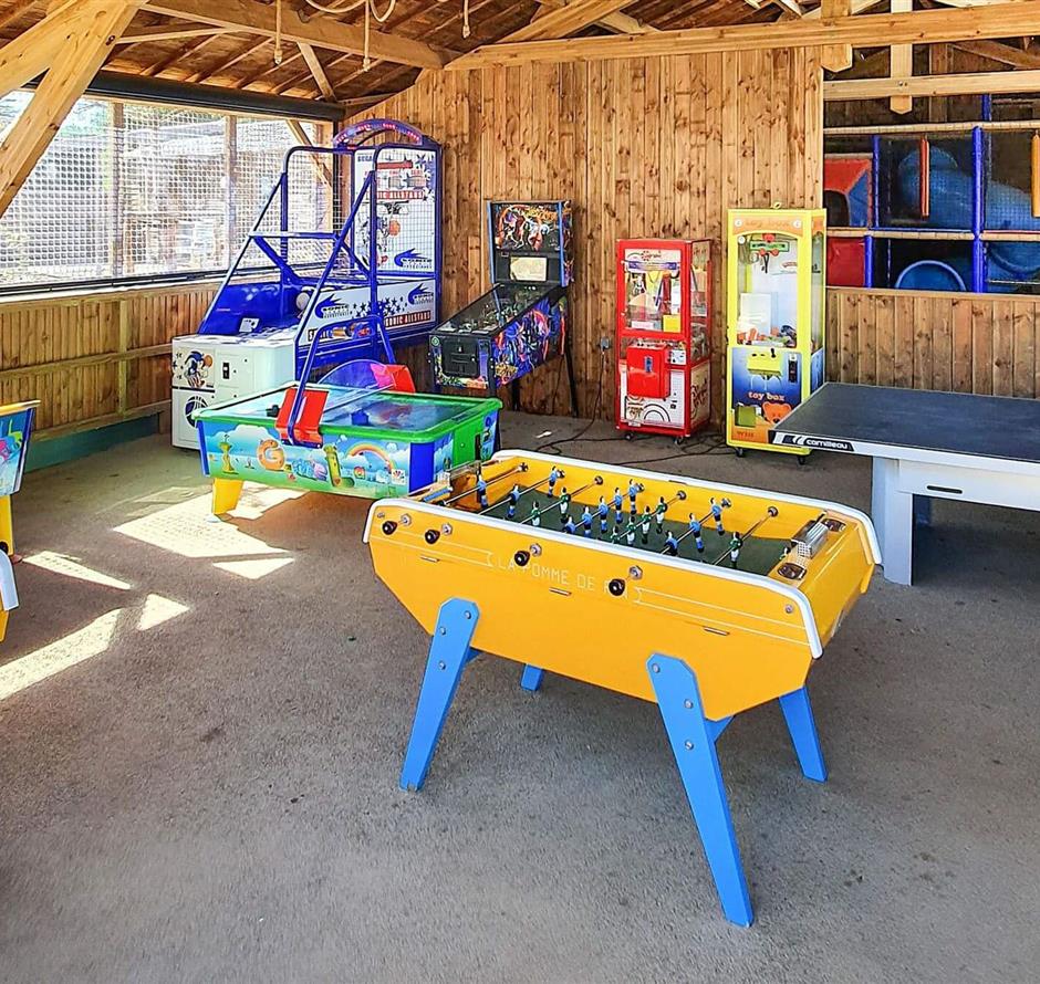 Spielzimmer mit Billard und Tischfußball - Camping pomme de pin