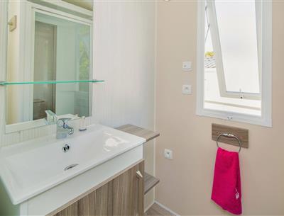 Cottage Luxe 6 people in a 4 star campsite La Pomme de Pin in Saint Hilaire de Riez in Vendée