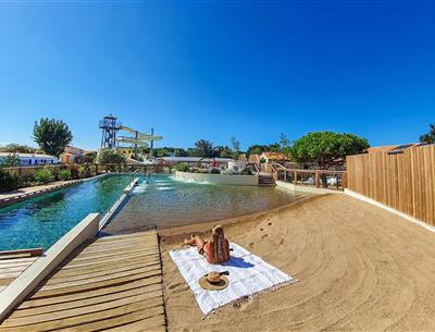 feiner Sandstrand mit Balneotherapiebereich und Schwimmbahn