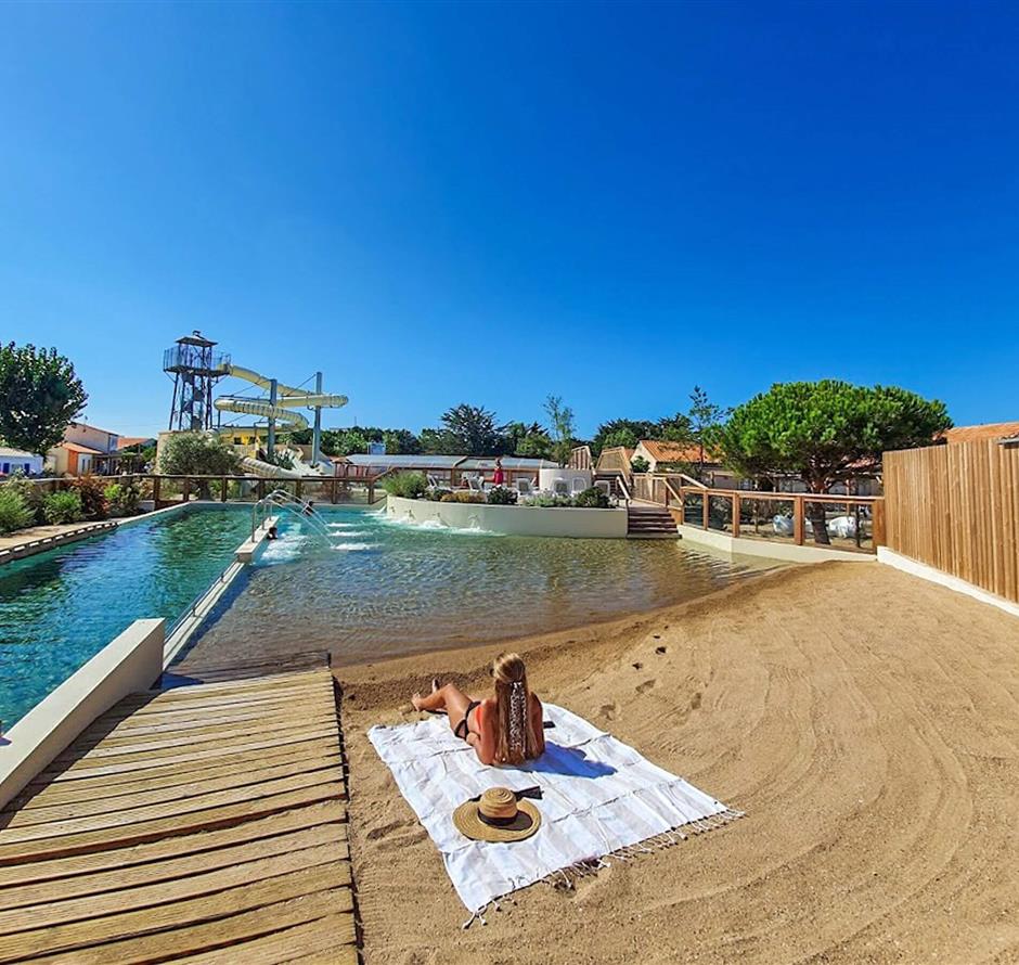 feiner Sandstrand mit Balneotherapiebereich und Schwimmbahn - Camping pomme de pin