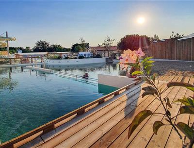 sandige Lagune mit Schwimmbahn und Balneotherapiebereich