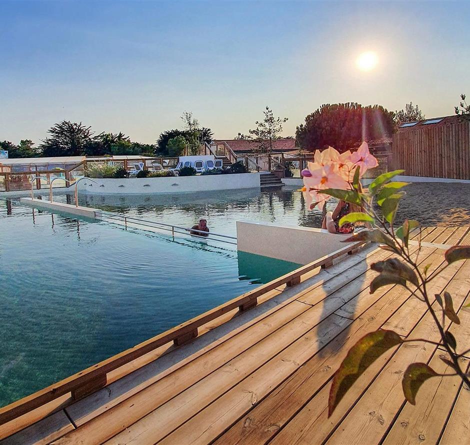 sandige Lagune mit Schwimmbahn und Balneotherapiebereich - Camping pomme de pin