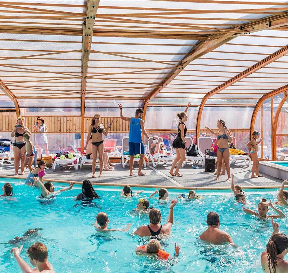 Aquagymunterricht im beheizten Innenpool - Camping pomme de pin