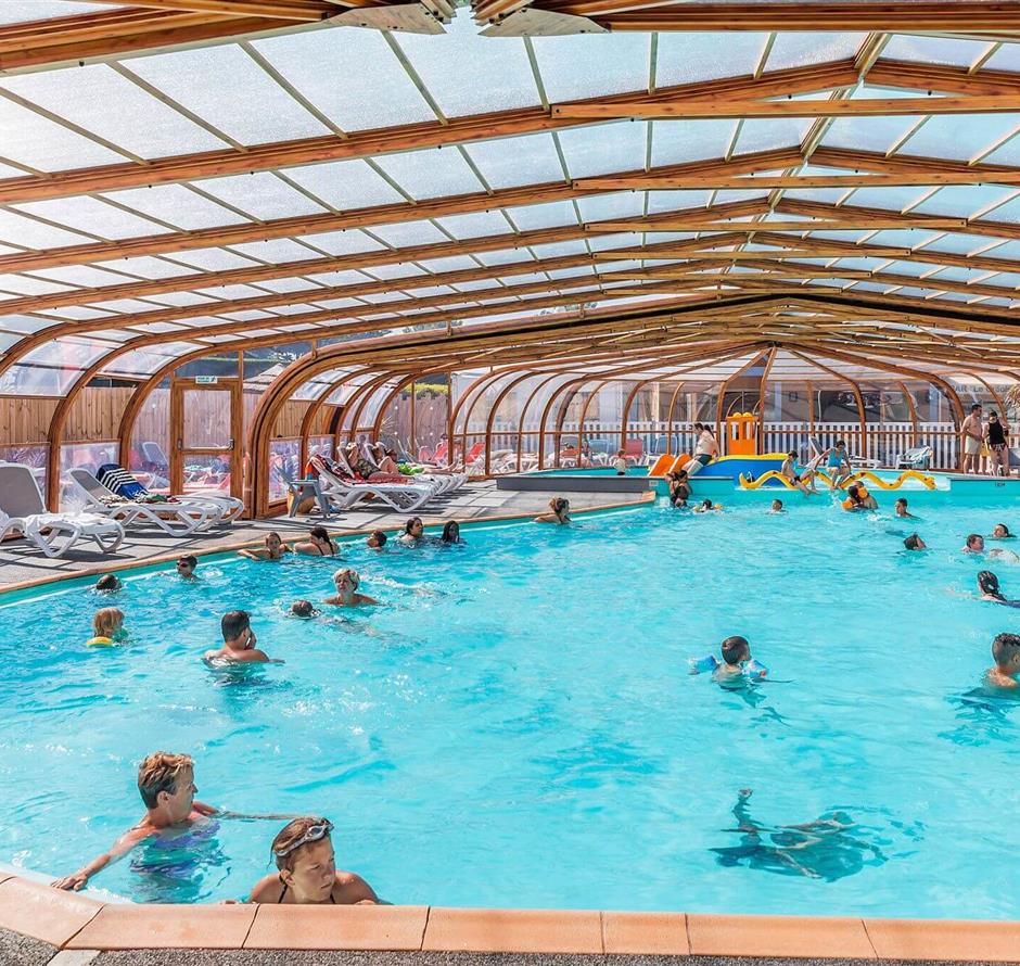 Wasserbereich mit beheiztem Innenpool - Camping pomme de pin