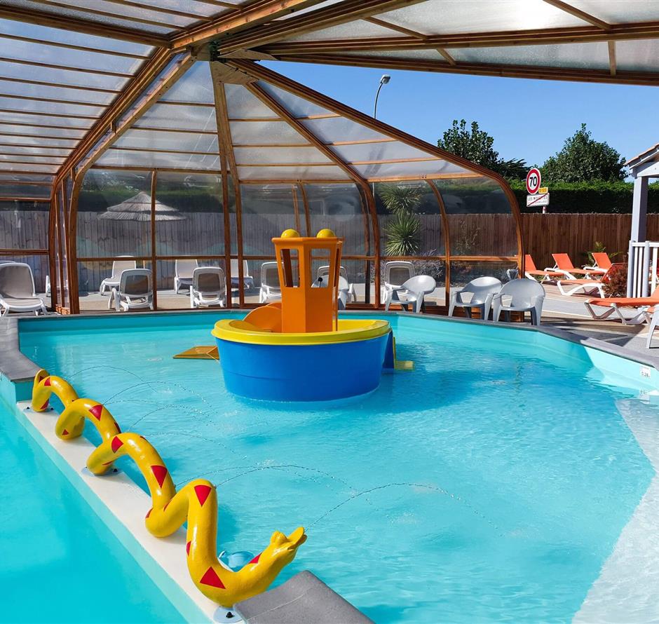 Planschbecken im überdachten und beheizten Pool, Campingplatz St. Hilaire de Riez - Camping pomme de pin