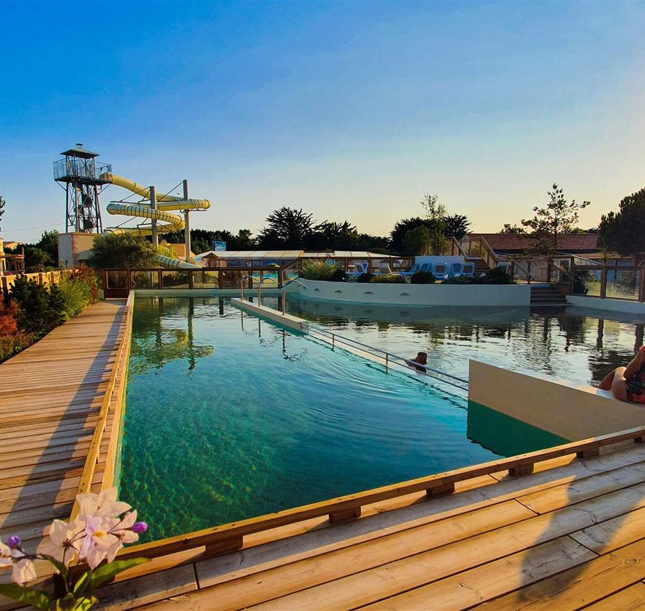 Schwimmbahn mit Wellnessbereich - Camping pomme de pin