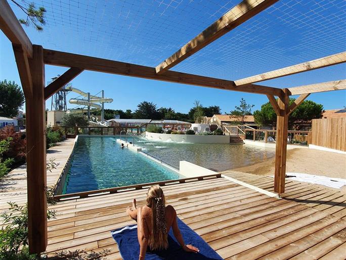 Schwimmbahn mit Wellnessbereich