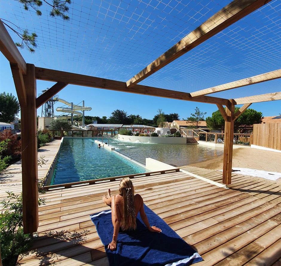 Schwimmbahn mit Wellnessbereich - Camping pomme de pin