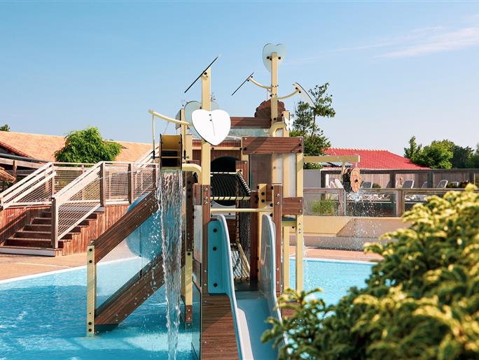 Spiele im Planschbecken im Freien, Camping St. Hilaire de Riez