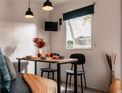 Esszimmer mit Sofa und Tisch in einem 5-Sterne-IRM-Cottage