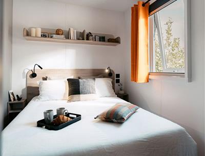 Wohnzimmer mit Sofa und Tisch in einem 5-Sterne-IRM-Cottage