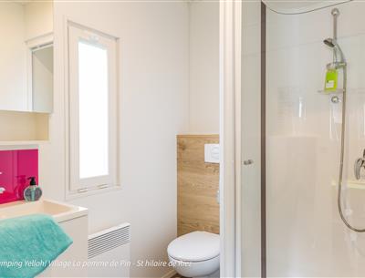 Badezimmer in einem Mobilheim auf dem 5-Sterne-Campingplatz La Pomme de pin