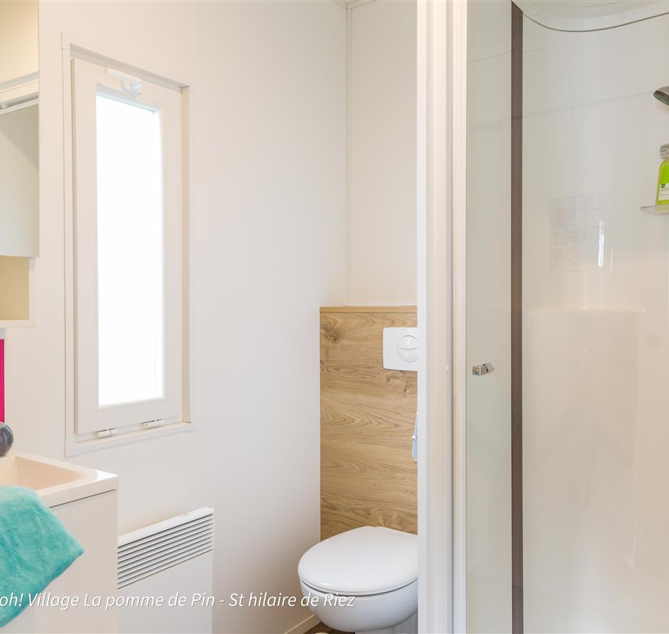 Badezimmer in einem Mobilheim auf dem 5-Sterne-Campingplatz La Pomme de pin - Camping pomme de pin