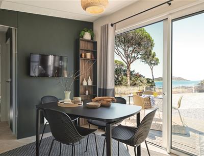 Luxuriöses Ferienhaus für 6 Personen auf einem Campingplatz mit direktem Zugang zum Strand