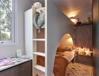 Kinderzimmer im Mobilheim auf einem Familiencampingplatz