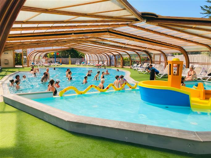 Wassergymnastik im Hallenbad des Campingplatzes La Pomme de Pin