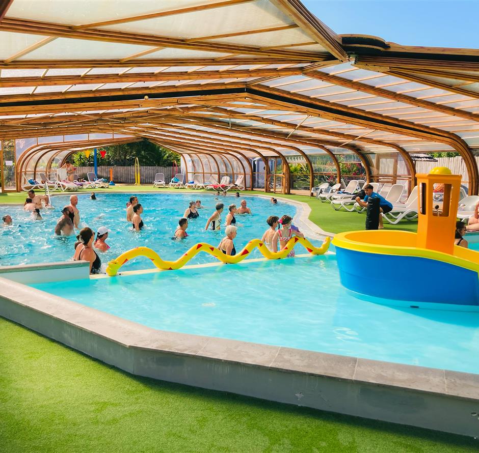 Wassergymnastik im Hallenbad des Campingplatzes La Pomme de Pin - Camping pomme de pin