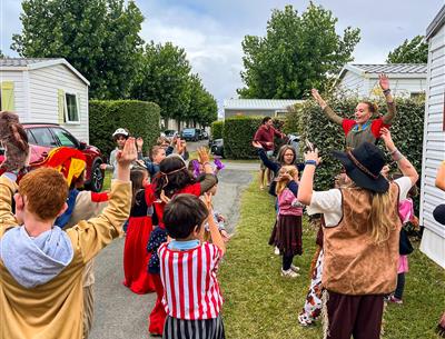 Fest mit dem Kinderclub des Campingplatzes La Pomme de Pin