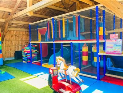 Überdachter Spielplatz 