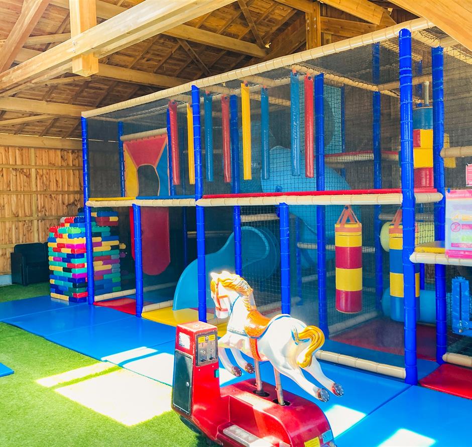 Überdachter Spielplatz  - Camping pomme de pin