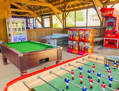 Spielzimmer mit Billardtisch und Tischfußball