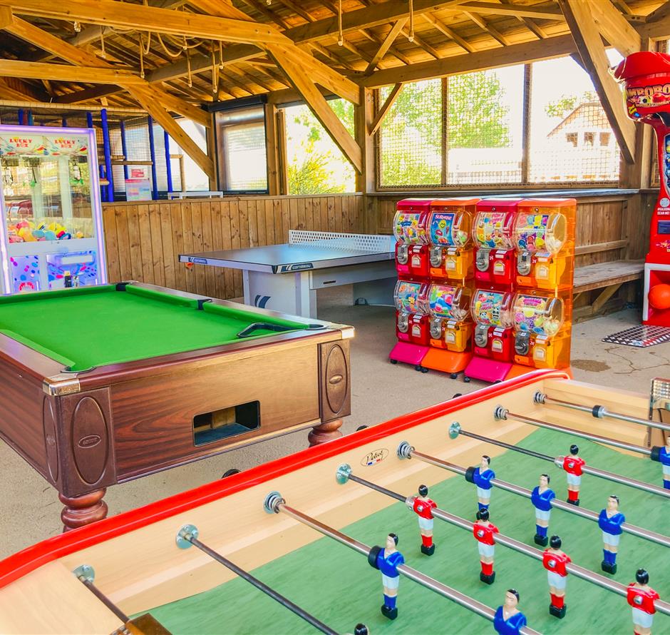 Spielzimmer mit Billardtisch und Tischfußball - Camping pomme de pin