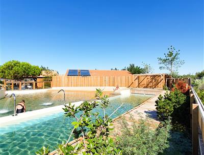 Lagune mit Schwimmbahn und Wellnessbereich 