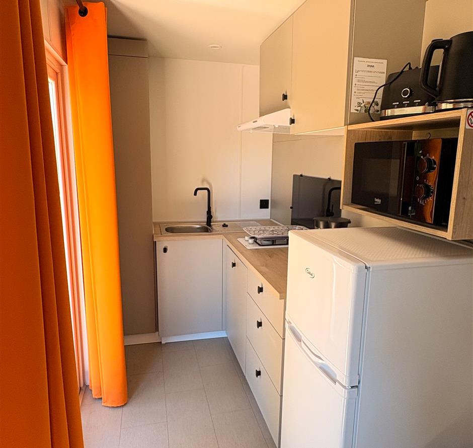 Voll ausgestattete Küche mit Geschirrspüler auf einem 5-Sterne-Campingplatz - Camping pomme de pin