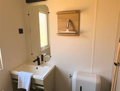 Luxuriöses und helles Badezimmer auf einem Campingplatz in St-Hilaire-de-Riez